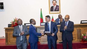 Exchange of signatures between the CEO of Alucam Alain Malong and the CEO of Prometal Hayssam El Jammal (in the center)