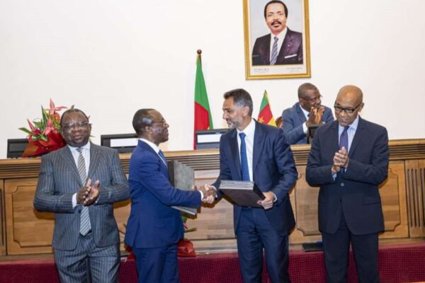 Exchange of signatures between the CEO of Alucam Alain Malong and the CEO of Prometal Hayssam El Jammal (in the center)